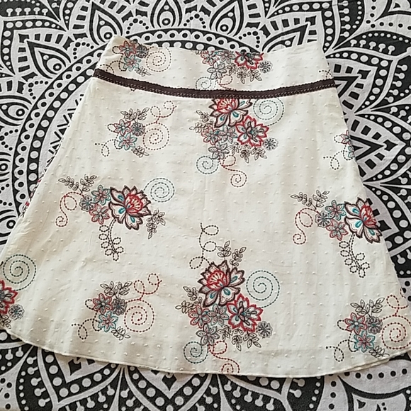 🌸embroidered skirt🌸 - Picture 4 of 5